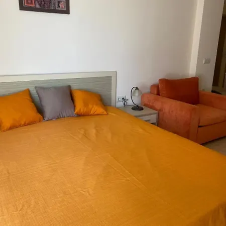 At Royal Sun, Sunny 公寓